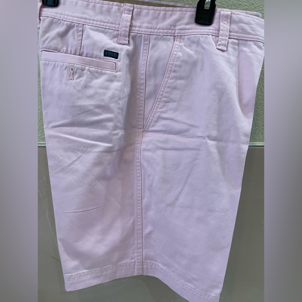 Men’s pink golf shorts